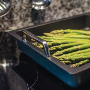 AMT Gastroguss Gastronádoba s držadly, GN 1/2-2 cm, vhodné na indukci