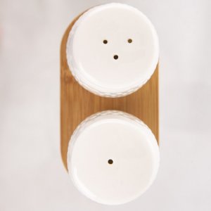 Menážka sůl/pepř, se stojánkem, porcelán/dřevo